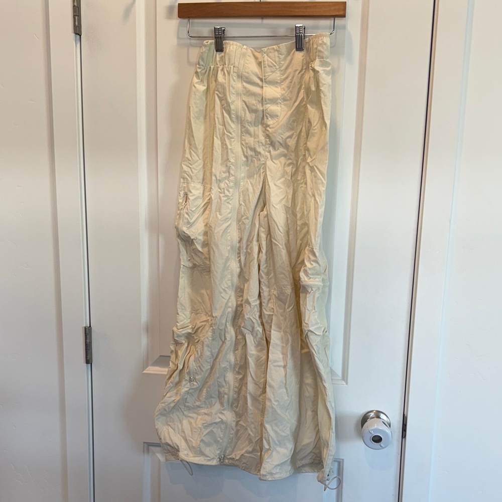URBAN OUTFITTERS Women's Cargo Parachute Pants Size 0 In Cream